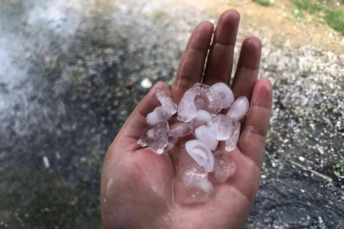Cảnh báo mưa đá chiều nay: Vì sao hình thành, khu vực nào nguy cơ cao? - Ảnh 1.