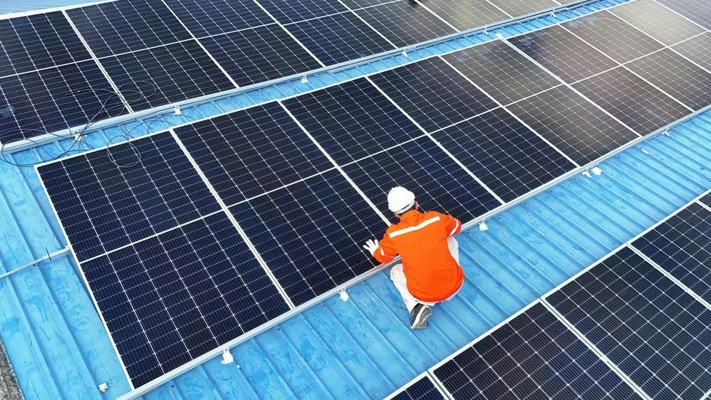 Điện mặt trời mái nhà kèm pin lưu trữ còn giúp hệ thống điện quốc gia giúp giảm áp lực vào giờ cao điểm buổi tối. Giờ cao điểm buổi tối kéo dài, cách nào ‘né’ giá điện đắt? - Ảnh 2.