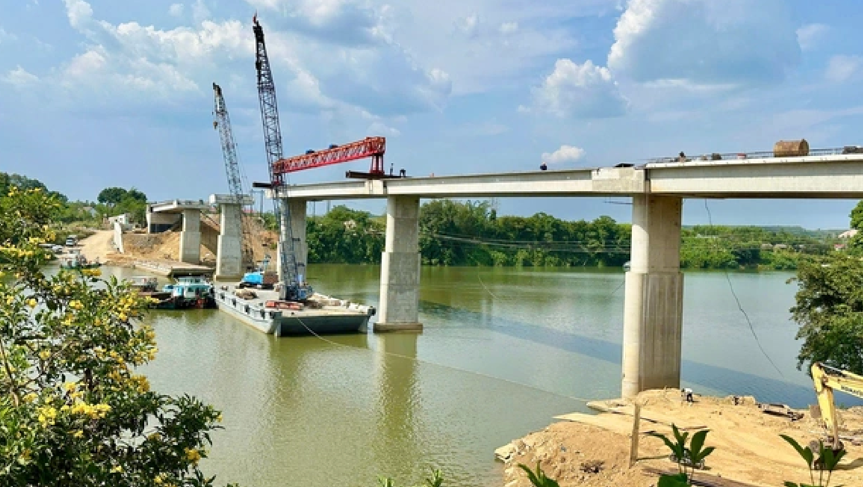 Chỉ vài tháng nữa, chính thức thông xe cầu phục vụ thủy điện lớn nhất miền Nam, góp phần xóa bỏ bến phà hoạt động nhiều năm- Ảnh 1. Chỉ vài tháng nữa, chính thức thông xe cầu phục vụ thủy điện lớn nhất miền Nam, góp phần xóa bỏ bến phà hoạt động nhiều năm- Ảnh 1.