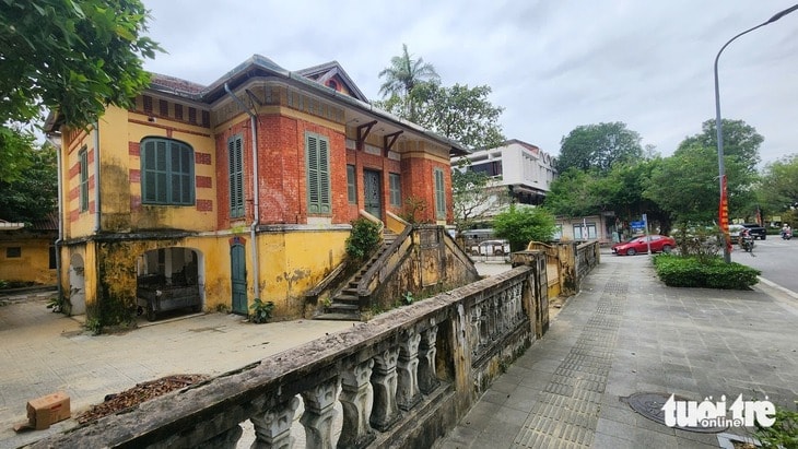 Biệt thự Pháp cổ hơn 100 năm tuổi ở Huế sắp bị tháo dỡ: Công trình đặc biệt với kết cấu bê tông cốt tre hiếm gặp- Ảnh 1.