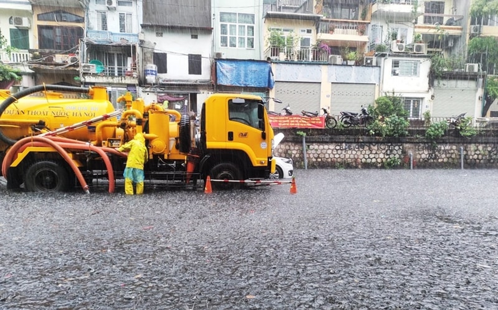 TP. Hà Nội sẽ xây dựng trung tâm giám sát thoát nước thông minh, hệ thống cảnh báo sớm ngập úng cho người dân. Nguồn ảnh: Internet