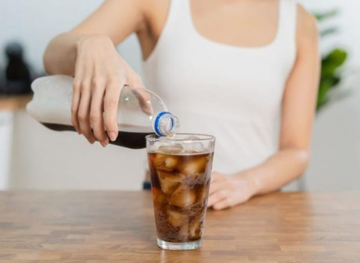 Chuyên gia cảnh báo sai lầm khi uống nước ngày nắng nóng dễ gây hại thận
