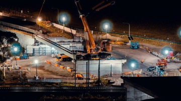 Vận chuyển khối bê tông nặng 120 tấn xuyên đêm để xây ga metro trên cao, mỗi cấu kiện nặng gần bằng 3 chiếc Boeing 737