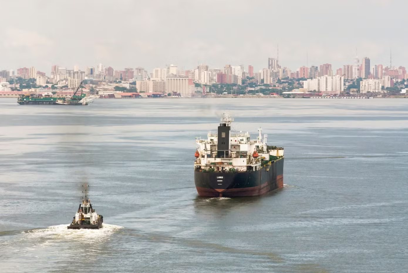 Tàu chở dầu trúng hỏa lực trên eo biển Hormuz - Ảnh 1.