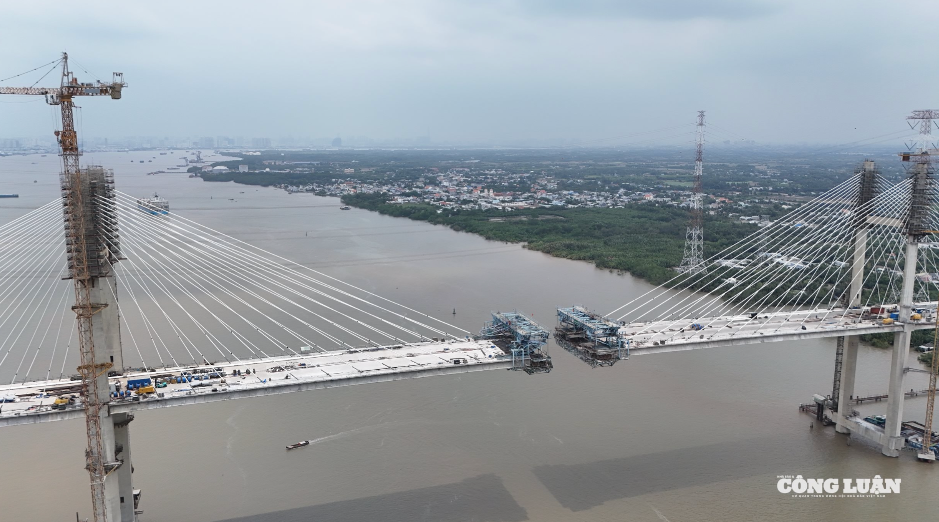 Chưa đầy 1 tháng nữa, chính thức hợp long cây cầu dây văng có tĩnh không cao nhất Việt Nam- Ảnh 1. Chưa đầy 1 tháng nữa, chính thức hợp long cây cầu dây văng có tĩnh không cao nhất Việt Nam- Ảnh 1.