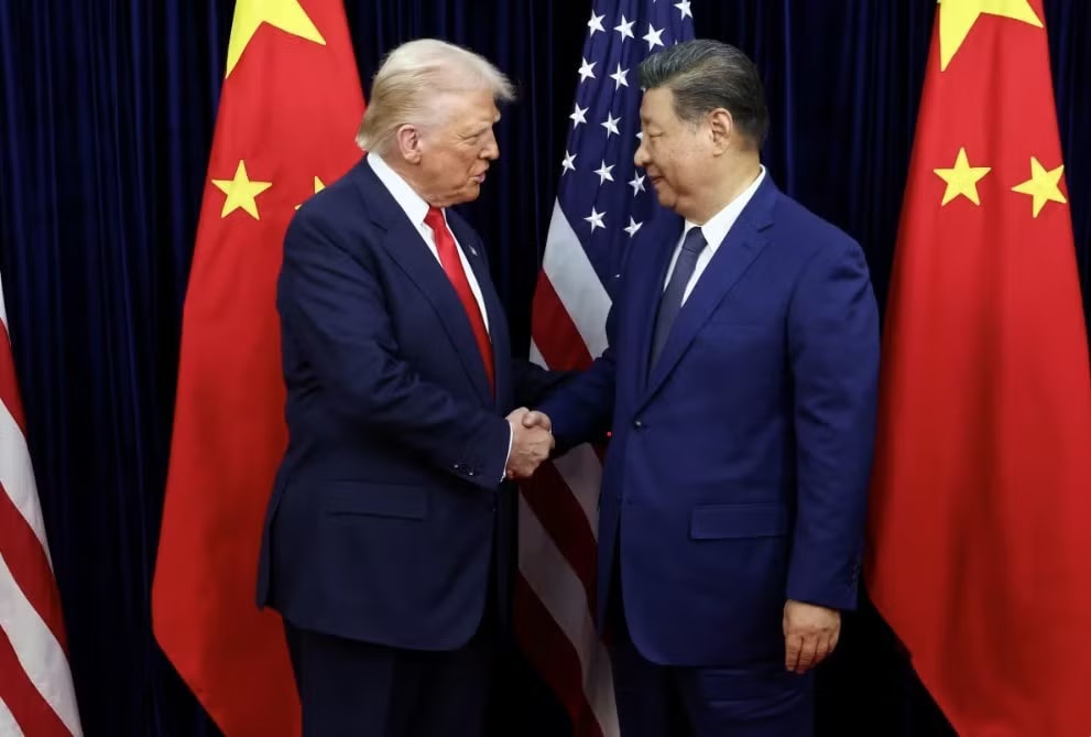 Tổng thống Mỹ Donald Trump và Chủ tịch Trung Quốc Tập Cận Bình trong cuộc gặp ở Hàn Quốc, tháng 10/2025. (Ảnh: Reuters) Cuộc chiến dang dở với Iran gây bất lợi cho Tổng thống Mỹ Trump khi thăm Trung Quốc - Ảnh 1.