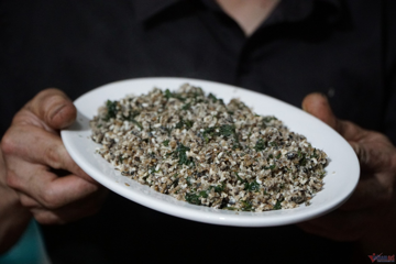 'Cháy hàng' với giá 300.000 đồng/kg: Người dân Quảng Trị đổ xô đi săn 'hạt ngọc rừng', ăn vào có thể sưng môi phù mặt