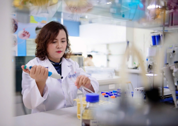 Giáo sư vừa được Pháp trao phần thưởng uy tín, hiện đang là ‘thuyền trưởng’ tại trường đại học lần đầu tiên có nữ Hiệu trưởng
