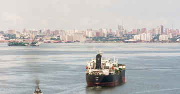 Tàu chở dầu trúng hỏa lực trên eo biển Hormuz