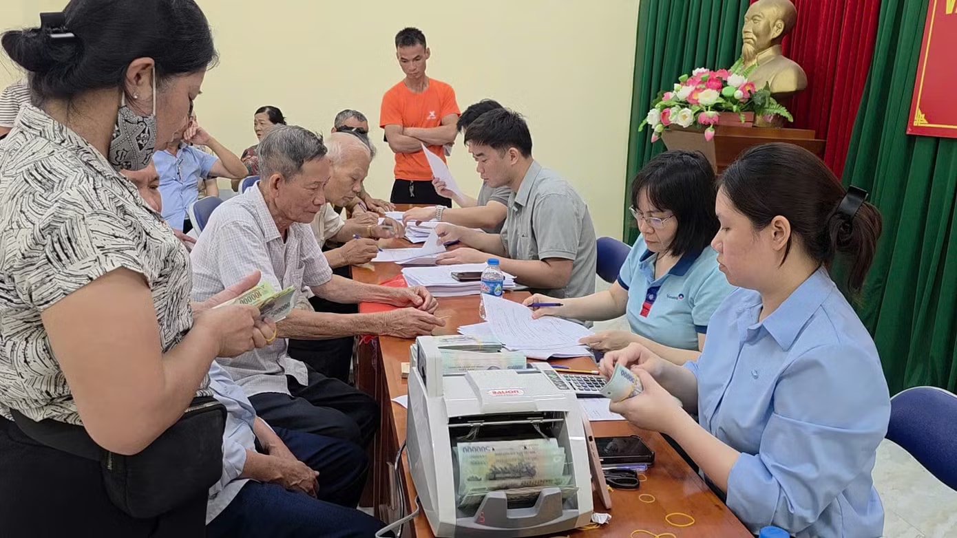 Chi trả tiền bồi thường, hỗ trợ giải phóng mặt bằng phục vụ dự án đầu tư xây dựng hạ tầng KCN số 01 cho người dân tại xã Yên Mỹ. Hưng Yên: Đẩy nhanh giải phóng mặt bằng, đón dòng vốn mới - Ảnh 1.