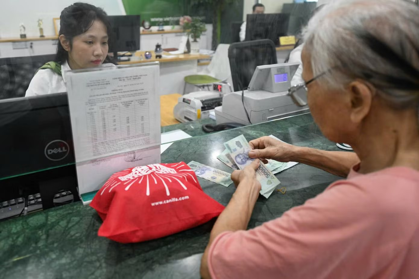 Nhiều ngân hàng tiếp tục giảm lãi suất. Lãi suất huy động tiếp tục giảm - Ảnh 1.