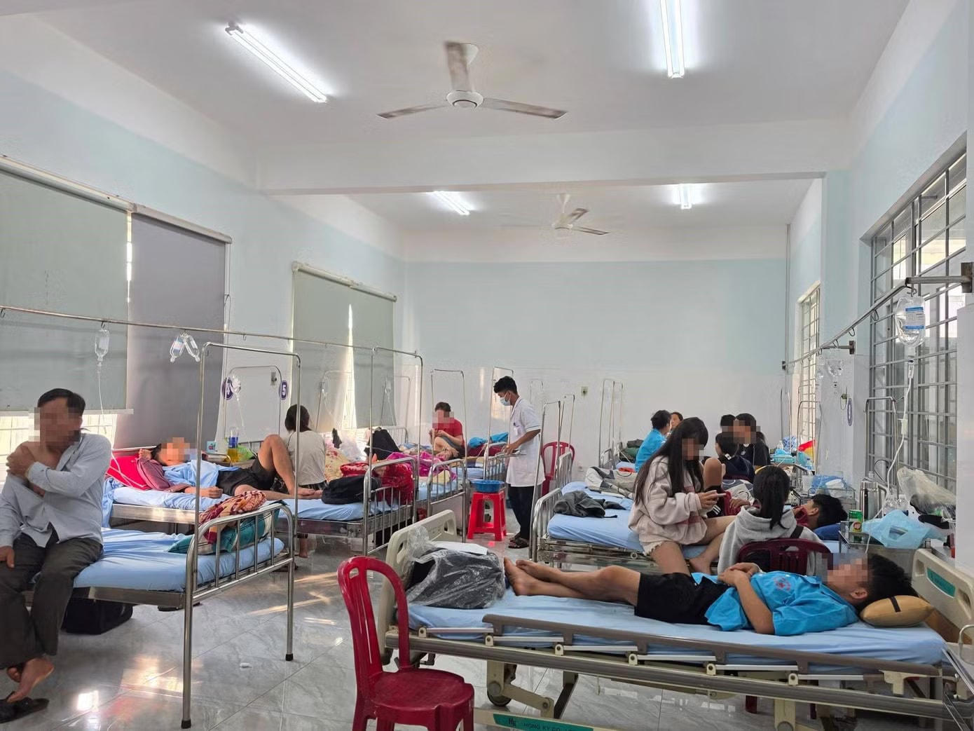 Tiệm bánh mì của ông A. gây ngộ độc cho 86 người. Chủ quán bánh mì làm 86 người ngộ độc bị phạt 80 triệu đồng, đình chỉ 3 tháng - Ảnh 1.