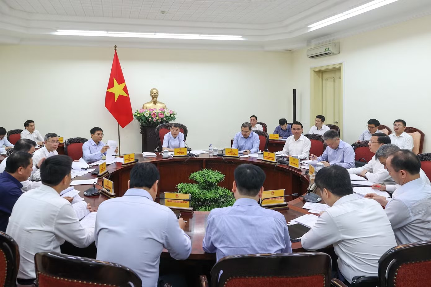 Quang cảnh cuộc họp. Ảnh: VGP Thủ tướng yêu cầu đẩy nhanh tiến độ điều tra, xử lý các sai phạm tại dự án sân bay Long Thành - Ảnh 2.