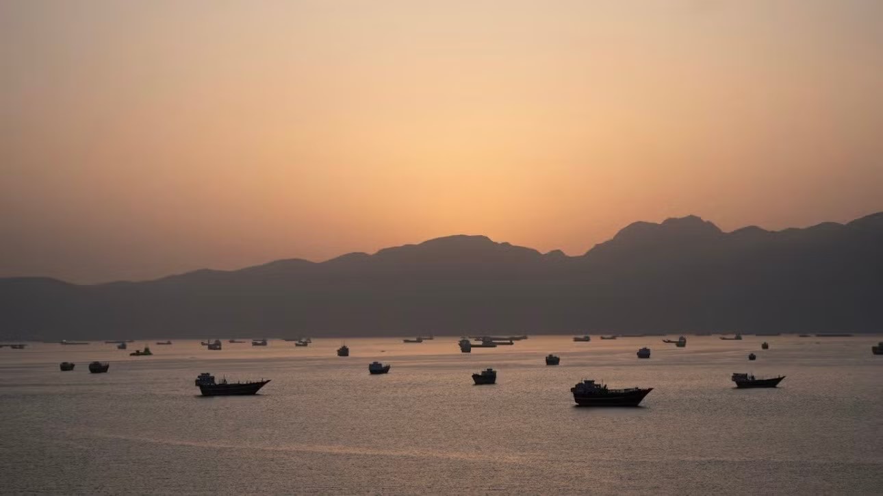 Tàu thuyền ở khu vực eo biển Hormuz ngày 1/5. (Ảnh: Reuters) Tổng thống Trump nói Mỹ sẽ hỗ trợ giải cứu các tàu mắc kẹt ở eo biển Hormuz - Ảnh 1.