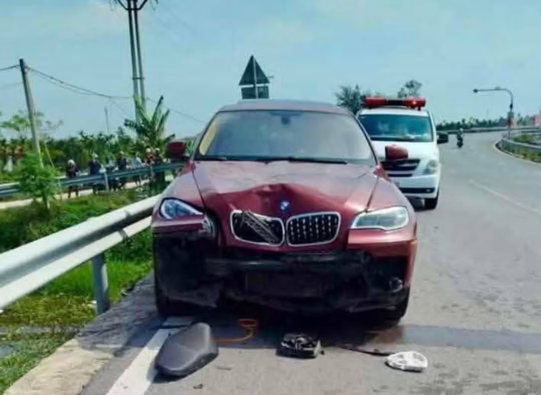 Chiếc xe tại hiện trường vụ tai nạn. Một nguyên chủ tịch xã ở Ninh Bình bị ô tô BMW tông tử vong - Ảnh 1.