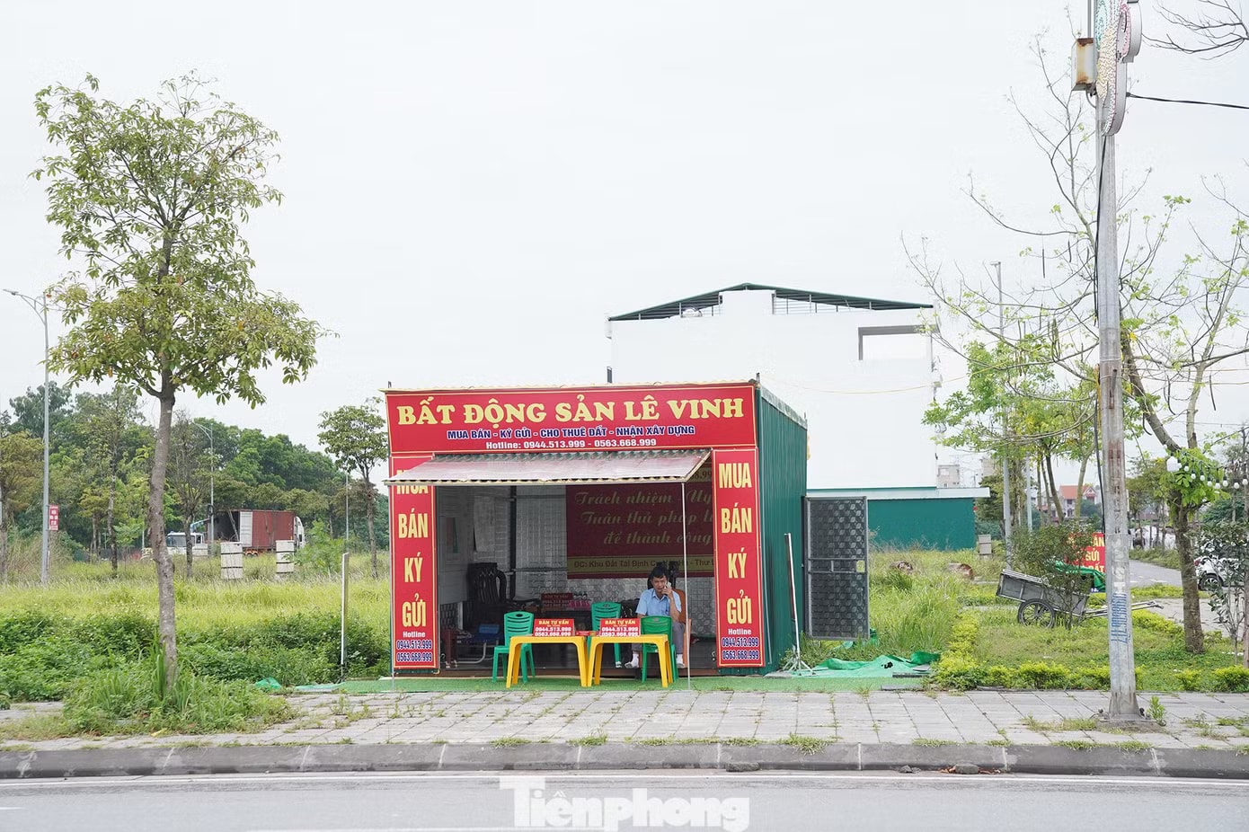 Ngoài ra, UBND phường Hồng Hà cho biết thêm, chính sách hỗ trợ tạm cư đối với người dân phải di dời do dự án cầu Tứ Liên, cầu Trần Hưng Đạo là 3 tháng. Thực tế thời gian này quá ngắn để người dân xây xong nhà mới. Do đó, phường đã có đề xuất tăng thời gian hỗ trợ tạm cư cho một số trường hợp có hoàn cảnh khó khăn. Đất tái định cư di dời dự án cầu Tứ Liên, Trần Hưng Đạo: Sang tay nhanh 80 triệu/m2 - Ảnh 12.