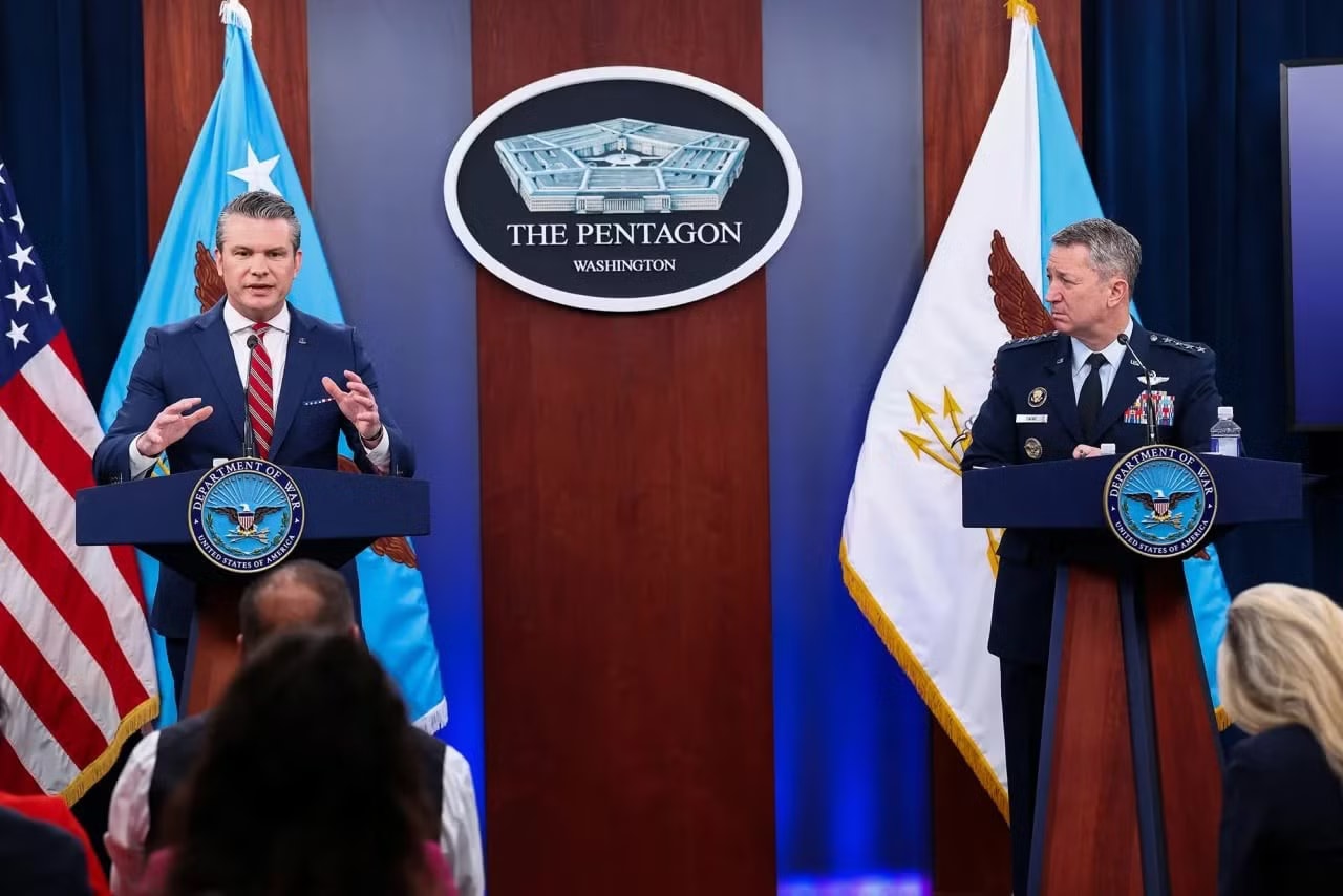 Bộ trưởng Chiến tranh Mỹ Pete Hegseth và Chủ tịch Hội đồng Tham mưu trưởng Liên quân - tướng Dan Caine. Bộ trưởng Chiến tranh Mỹ: Thoả thuận ngừng bắn với Iran chưa kết thúc - Ảnh 2.