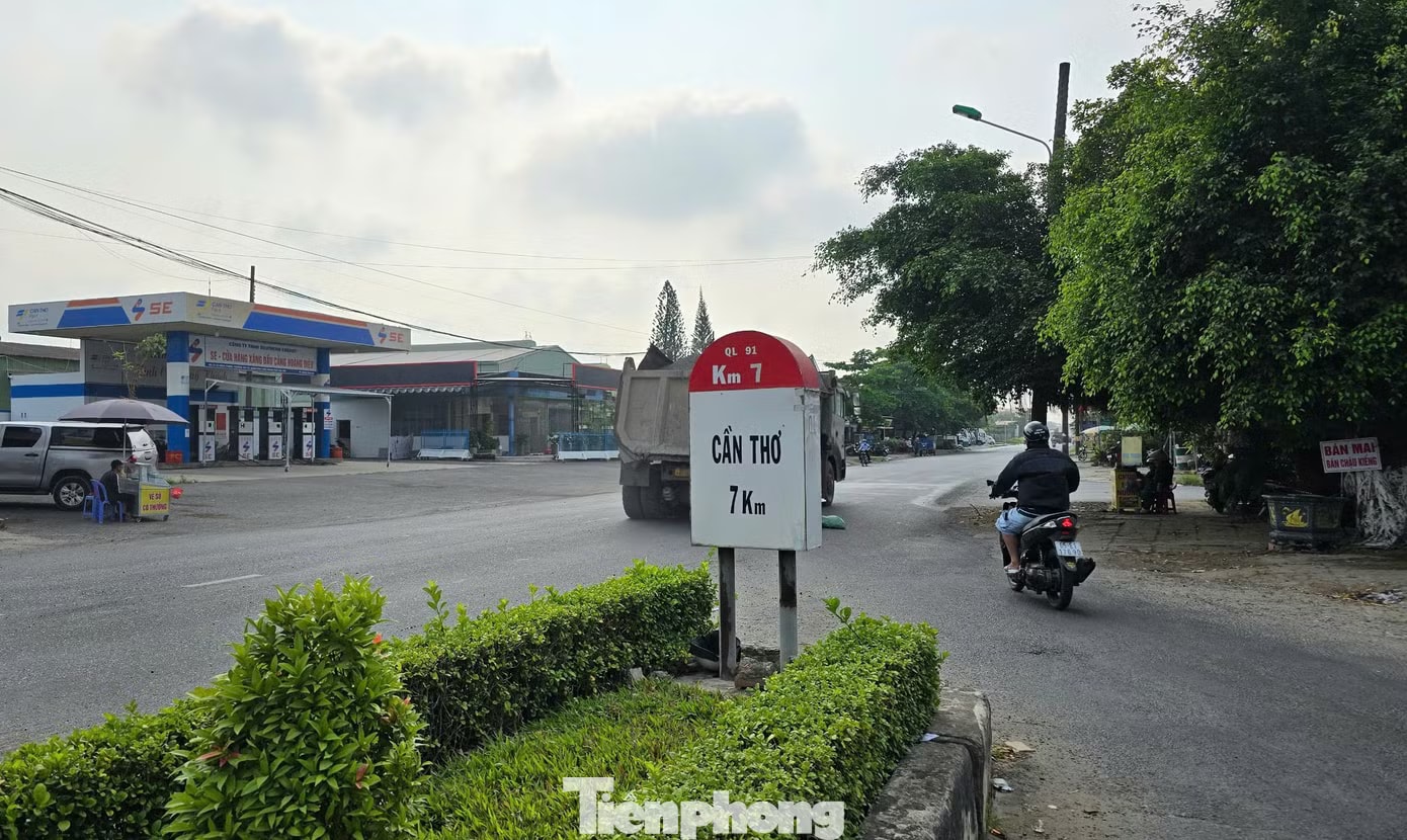 Quốc lộ 91 từ Km7 trở đi đã được đầu tư mở rộng từ nhiều năm trước, riêng 7 km đầu tuyến đã trải qua 2 dự án khác nhau, tới nay mới chính thức triển khai. Dự án mở rộng đoạn đường 7.200 tỷ đồng gần như giậm chân tại chỗ - Ảnh 8.