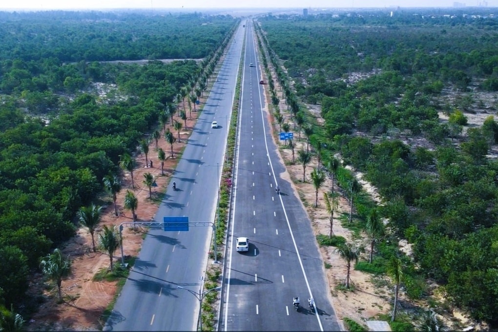 Tuyến đường ven biển 2.000 tỷ nối đến sân bay rộng bậc nhất Việt Nam đối diện khó khăn lớn- Ảnh 2. Tuyến đường ven biển 2.000 tỷ nối đến sân bay rộng bậc nhất Việt Nam đối diện khó khăn lớn- Ảnh 2.