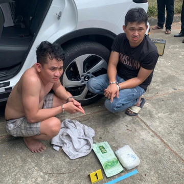Kiểm tra đột xuất một ô tô trên đường, phát hiện 2 túi ni lông bột trắng, 2 đối tượng bị khởi tố