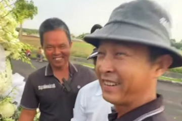 Nhân viên trại hòm dò vé số ngay tại đám tang, phát hiện trúng giải độc đắc trị giá 10 tỷ đồng