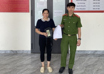 Phát hiện chiếc túi xách LV chứa 1.415.000 đồng, công an lập tức mời chị Nguyễn Thị Dịu SN 1981 lên làm việc