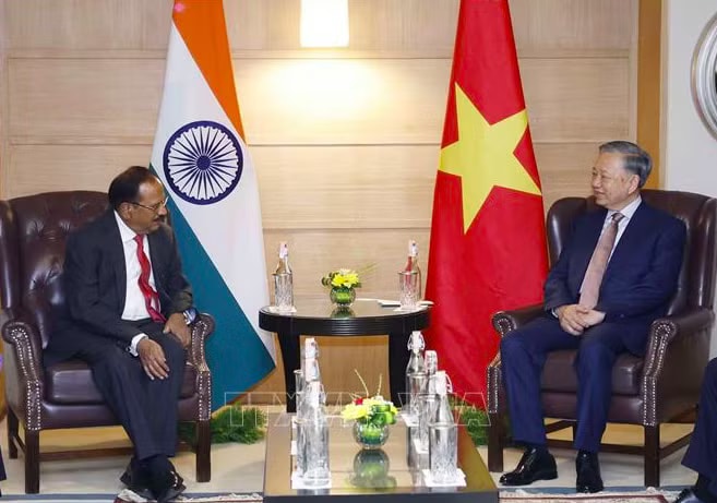 Tổng Bí thư, Chủ tịch nước Tô Lâm tiếp Cố vấn An ninh quốc gia Ấn Độ Ajit Doval. Ảnh: TTXVN Việt Nam - Ấn Độ: Mở rộng hợp tác trong các lĩnh vực công nghệ chiến lược - Ảnh 1.