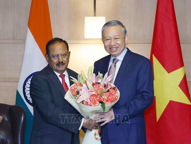 Cố vấn An ninh quốc gia Ấn Độ Ajit Doval tặng hoa Tổng Bí thư, Chủ tịch nước Tô Lâm. Ảnh: TTXVN Việt Nam - Ấn Độ: Mở rộng hợp tác trong các lĩnh vực công nghệ chiến lược - Ảnh 3.