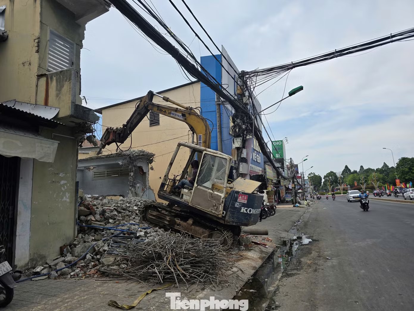 Ban Quản lý dự án đầu tư xây dựng công trình giao thông và nông nghiệp Cần Thơ (chủ đầu tư) cho biết dự án có chiều dài hơn 7 km, đi qua địa bàn 4 phường: Ninh Kiều, Cái Khế, Bình Thủy, Thới An Đông. Tới nay, nhiều đoạn vẫn vướng mặt bằng. Dự án mở rộng đoạn đường 7.200 tỷ đồng gần như giậm chân tại chỗ - Ảnh 2.