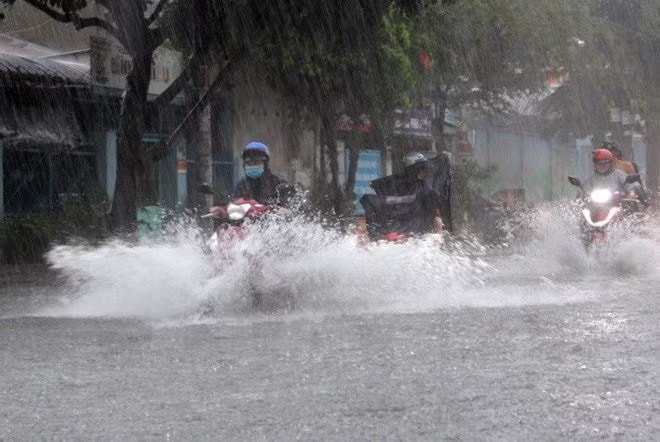 Gió mùa đông bắc sắp tràn về, mưa rất to - Ảnh 1.