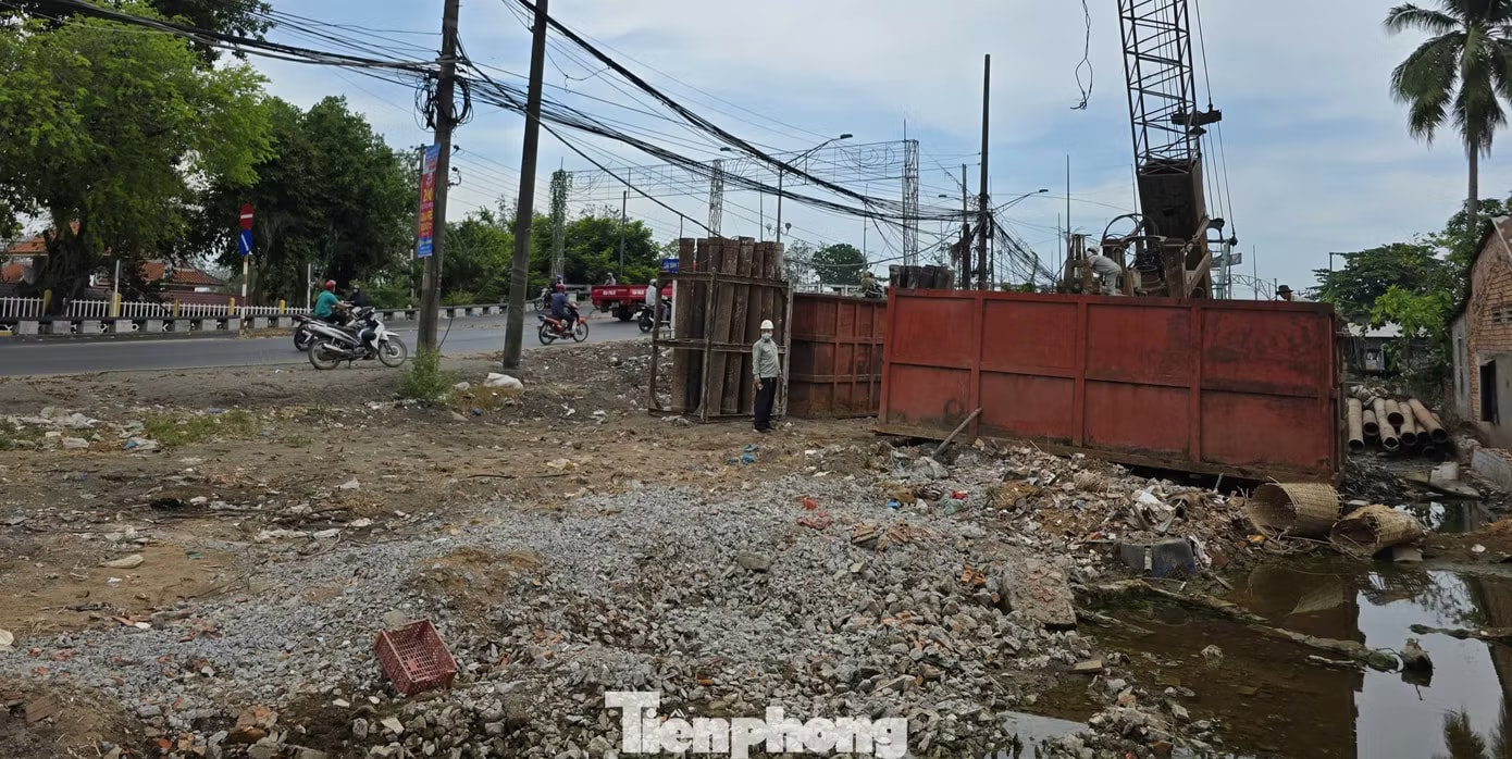 Theo Trung tâm Phát triển quỹ đất Cần Thơ, trong số 1.099 trường hợp bị ảnh hưởng bởi dự án, đến nay đã bàn giao đất của 460 trường hợp, còn lại đang giải quyết tiếp. Dự án mở rộng đoạn đường 7.200 tỷ đồng gần như giậm chân tại chỗ - Ảnh 7.