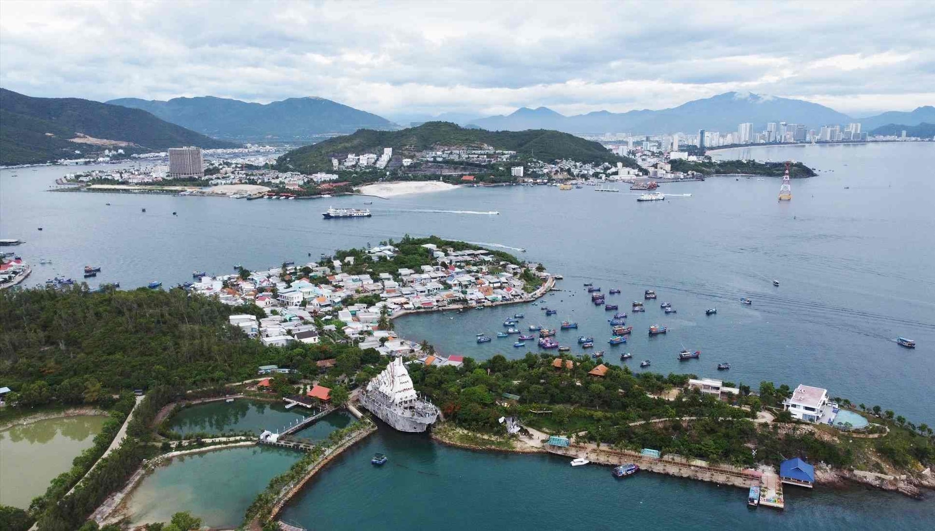 Ngày mai, Trung Nguyên Legend của ông Đặng Lê Nguyên Vũ sẽ mở thêm 2 không gian tại tỉnh có đường bờ biển dài nhất - Ảnh 1.