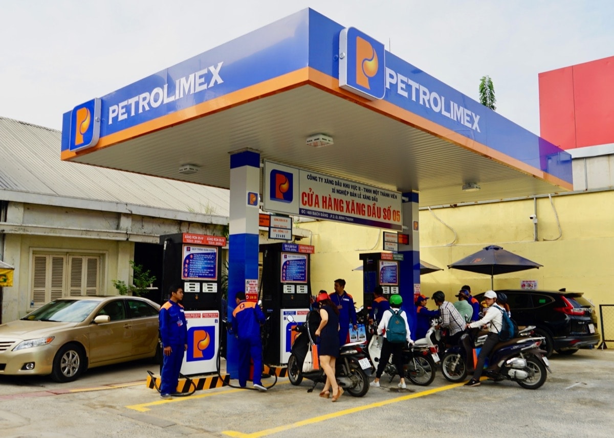 Petrolimex (<a style='text-decoration: none;' href='/PLX'>PLX</a>) lên tiếng về khoản lỗ quý I: 'Mua đỉnh, bán đáy' vì yếu tố bất khả kháng - Ảnh 1.
