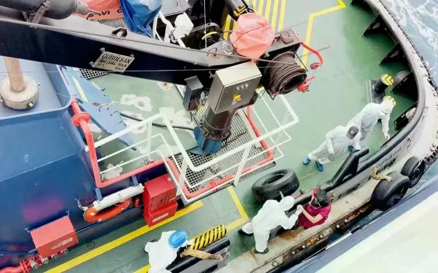 Nhân viên y tế được đưa lên du thuyền. (Ảnh: AP) Hải trình sóng gió của du thuyền nghi có ổ virus hanta gây chết người - Ảnh 3.