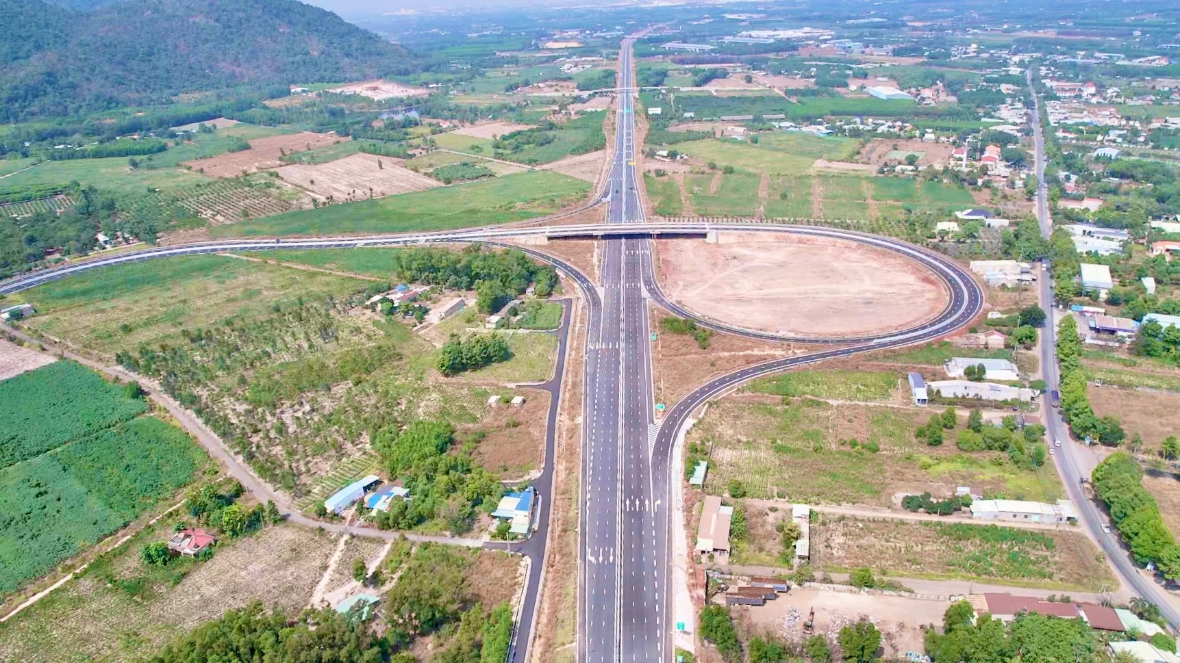 Một đoạn của tuyến cao tốc Biên Hòa - Vũng Tàu. Nguồn ảnh: Báo Xây dựng Một đoạn của tuyến cao tốc Biên Hòa - Vũng Tàu. Nguồn ảnh: Báo Xây dựng