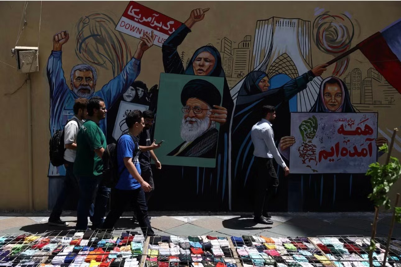 Tranh tường ở Tehran với chân dung cố Lãnh tụ tối cao Iran Ali Khamenei. (Ảnh: Reuters) Iran sắp phản hồi đề xuất của Mỹ, Tổng thống Mỹ Trump lạc quan - Ảnh 1.