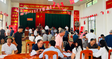 Hàng trăm hộ dân xếp hàng từ sáng sớm nhận tiền bồi thường tại đại dự án 925.000 tỷ của Vingroup