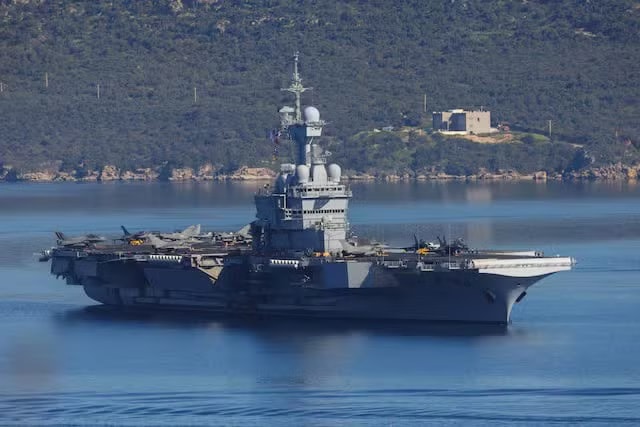 Tàu sân bay Charles De Gaulle. (Ảnh: Reuters) Nhóm tàu sân bay Pháp áp sát Trung Đông - Ảnh 1.