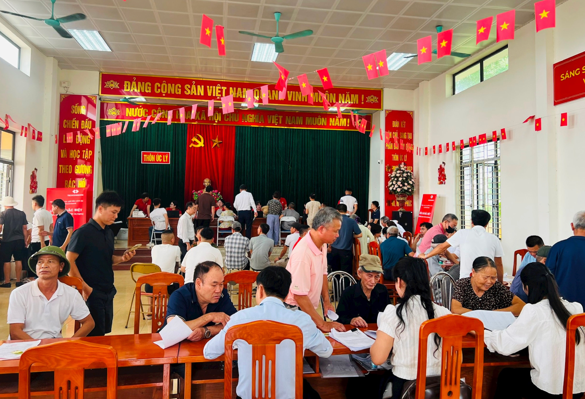 Hàng trăm hộ dân xếp hàng từ sáng sớm nhận tiền bồi thường tại đại dự án 925.000 tỷ của Vingroup- Ảnh 1.