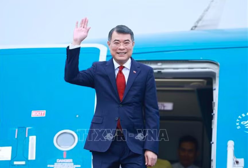 Thủ tướng Lê Minh Hưng lên đường dự hội nghị cấp cao ASEAN - Ảnh 1.