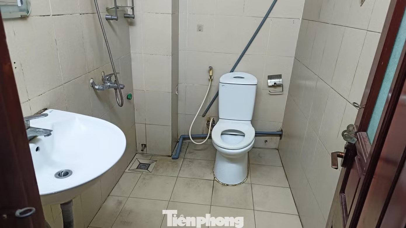Nhà vệ sinh nơi cháu H bị bạo hành. Ảnh: Thanh Phong. Vụ bé gái 4 tuổi bị bạo hành tử vong: Khởi tố người mẹ - Ảnh 2.
