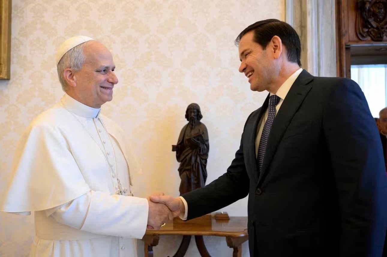 Ngoại trưởng Mỹ Marco Rubio trong cuộc gặp Giáo hoàng Leo XIV năm 2025. (Ảnh: Reuters) Ngoại trưởng Mỹ Rubio đến Vatican gặp Giáo hoàng Leo - Ảnh 1.