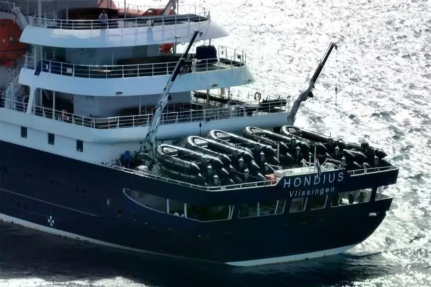 Du thuyền MV Hondius. (Ảnh: CNN) Hải trình sóng gió của du thuyền nghi có ổ virus hanta gây chết người - Ảnh 1.