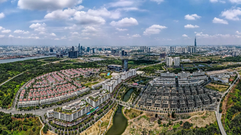 Cổ phiếu bất động sản tăng mạnh, CTCK cảnh báo áp lực 'lãi suất thả nổi' - Ảnh 2.