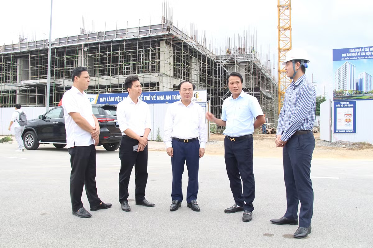 Đoàn công tác của Bộ Xây dựng kiểm tra tiến độ dự án nhà ở xã hội ở Bắc Ninh. Bắc Ninh chạy nước rút 20.000 căn nhà ở xã hội - Ảnh 1.