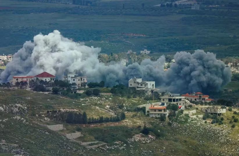 Khói bốc lên từ miền nam Li-băng sau cuộc không kích của Israel. Israel nối lại các cuộc tấn công Li-băng, tuyên bố hạ chỉ huy Hezbollah - Ảnh 1.
