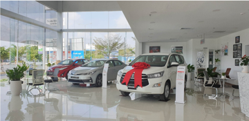 Không cạnh tranh nổi xe điện, nhiều doanh nghiệp và đại lý ô tô phải giảm giá cả trăm triệu đồng để hút khách