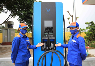 V-Green bắt tay PVOIL, Petrolimex liên minh Xuân Cầu: Hơn 6.000 cửa hàng sắp vừa bán xăng, vừa đổi pin, sạc xe điện