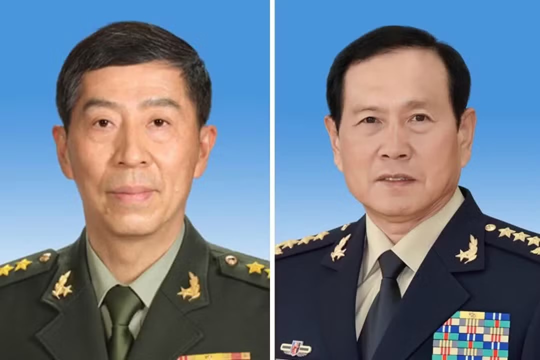 Ông Lý Thượng Phúc (trái) và ông Ngụy Phượng Hòa lúc đương chức. (Ảnh: Caixin Global). Hai cựu Bộ trưởng Quốc phòng Trung Quốc bị tuyên án tử hình treo vì tham nhũng - Ảnh 1.