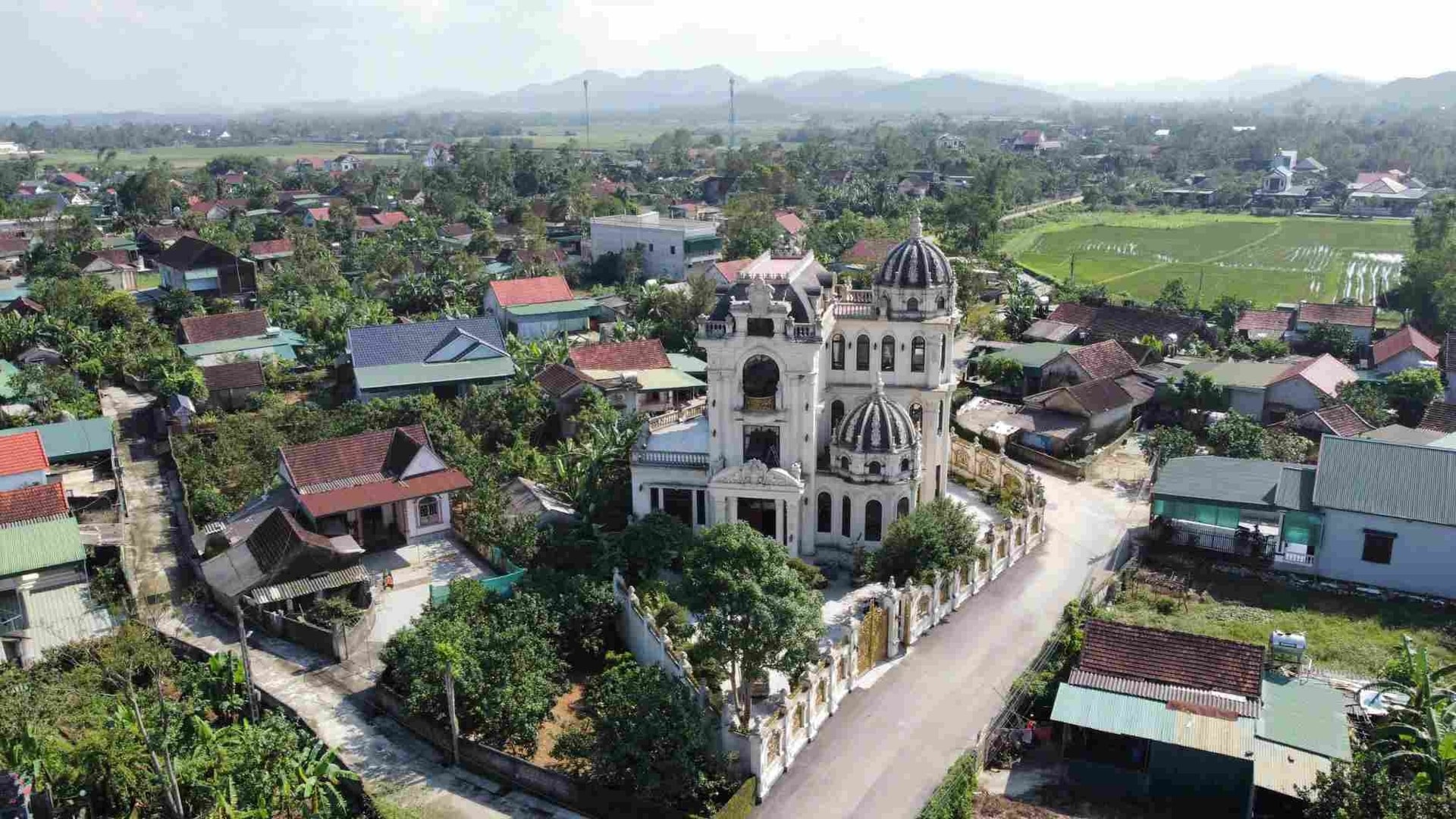 Cơ ngơi bạc tỷ của Mailisa tại quê nhà: Xuất hiện hình ảnh ngổn ngang bên trong ‘lâu đài’ 2.000m2- Ảnh 1.